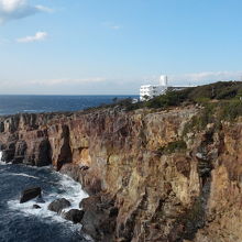 建物と断崖絶壁