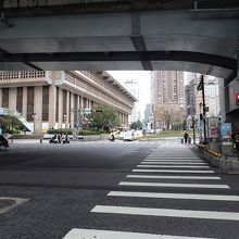 写真左奥が台北駅。上の高架が市民大道