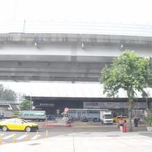 台北駅を北側に出ると、上を市民大道が走っている