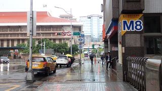 台北駅の東側から二二八平和記念公園へ通じる道。朝の散歩をした