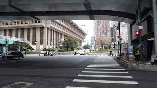 台北駅の北側を走る高架道路。ランドマークにもなっている