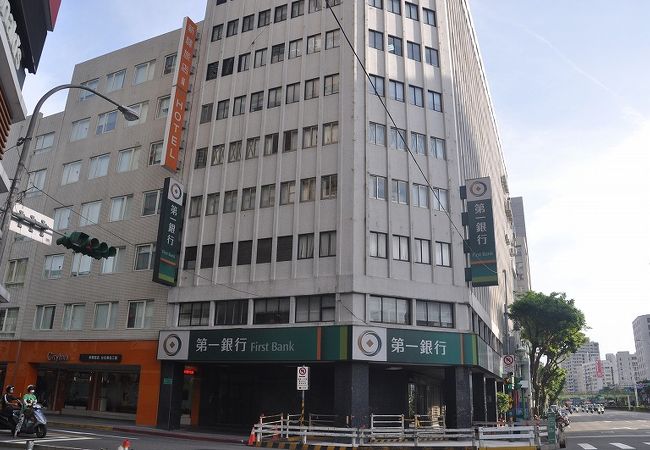 台北駅の西側から始まり、沿道に第一銀行や台北市政府警察局（警察署）などがある