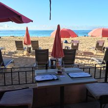 レストランからの砂浜の眺め