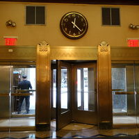入口入ったところには大きな時計があります。