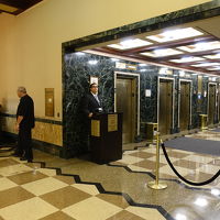入口入ってすぐ右に部屋へ向かうエレベーターがあります。