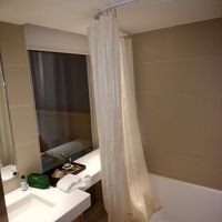 ガラス越しにベッドルームが見えます。