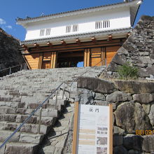 復元された鉄門（くろがねもん） 