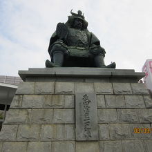 下から見ると威風堂々。