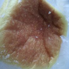 ひとつ216円（税込）です。カレーパン。