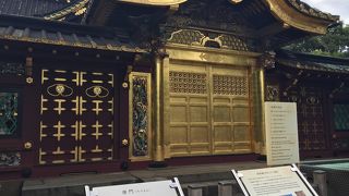 金ぴかの唐門必見！