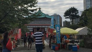 不忍池の中ほどにあるお寺