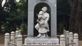 東京大空襲の犠牲者を悼む慰霊碑です