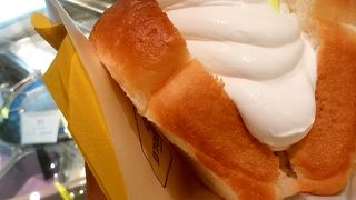 パンにサンドのジェラート