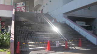 外から２Fに直結していた階段が通行止めに・・・