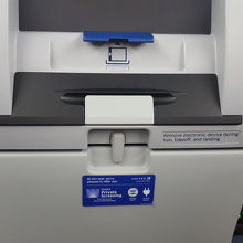 ここにスマホやタブレットを設置します。