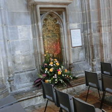 真鍮のオースティン記念碑銘