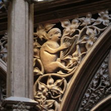 聖歌隊席上部のパネル彫刻