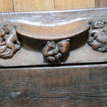 椅子の裏から愉快な面々がご挨拶