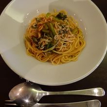 シラスと小松菜のトマトソースパスタ