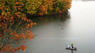 レークラインより下に湖畔道路あり