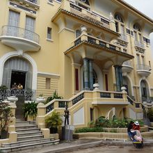 クリーム色no資産家の邸宅だったクリ３階建ての建物