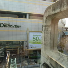 スカイトレインが急カーブする所に有ります