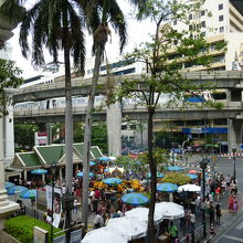 こんな感じで歩道の上にはBTSが走ってます