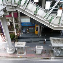 地上に降りるのは激混みの階段で…