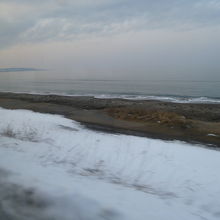 線路の向こうはオホーツクの海