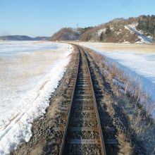 糸魚沢駅付近、別寒辺牛湿原の中を突っ切る・・・