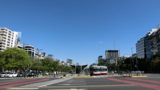 一体何車線あるのか、非常に大きな目抜き通り