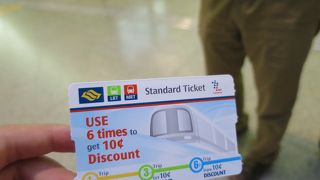 MRTは空港から市内中心部への移動に安くて便利。ただし、朝のラッシュは混み合います。