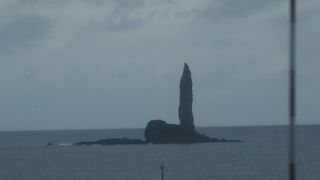 豊浜トンネルの沖合に静かに浮かんでいます…