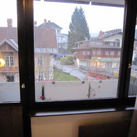 木製の窓枠とドア。