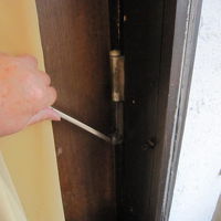 問題のベランダドアの蝶番。