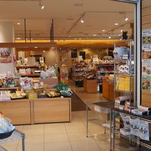 お土産販売所の入口にあります