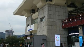 公園内にコンビニもあり