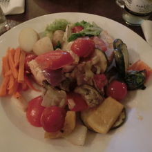 下にパンが隠れています