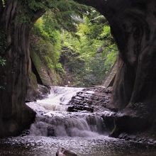 亀岩洞窟/朝日の当たる時間帯がジブリ世界へ