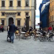 可愛いカフェもある広場