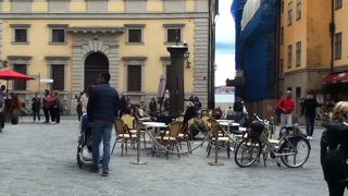 可愛いカフェもある広場