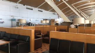 開放感ある、明るいラウンジ