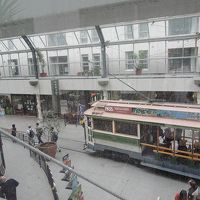 二階の部屋から外を見るとトラム駅が目の前