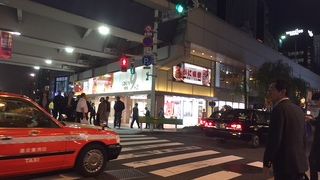 風情を感じる、柳並木道。