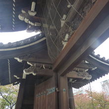 立派な山門をくぐると正面に本堂がそびえる