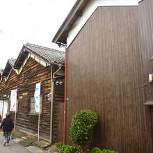 昔懐かしいのこぎり屋根の中で実演がある