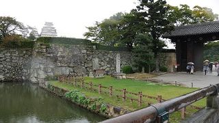 創建当時の門とは全く異なる造り