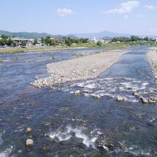晴れた空の下で水も輝いていました。