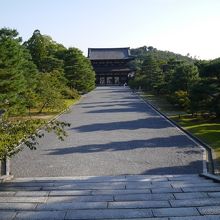 写真奥が正面入り口。