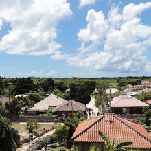 左側に見える塔を後ろの展望台から写したもの